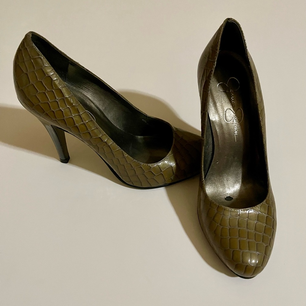 Elegant Pewter Pumps